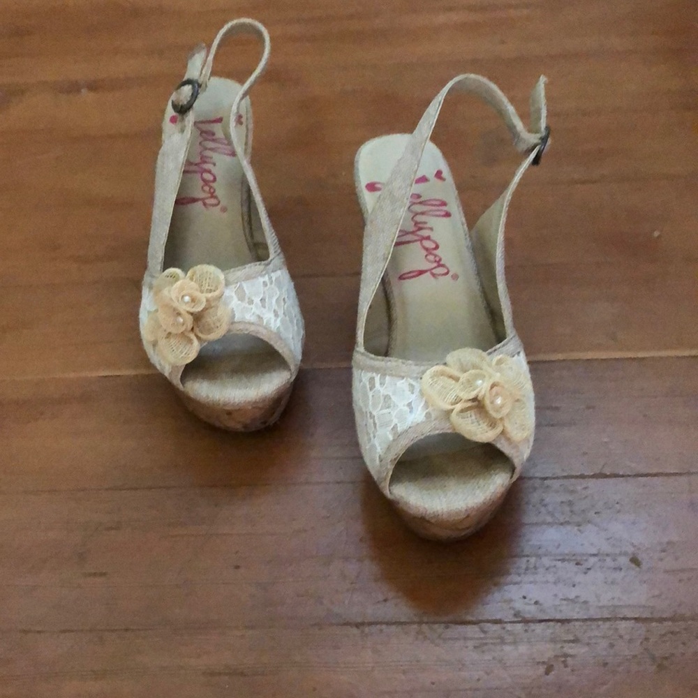 Lace and flower wedge shoes